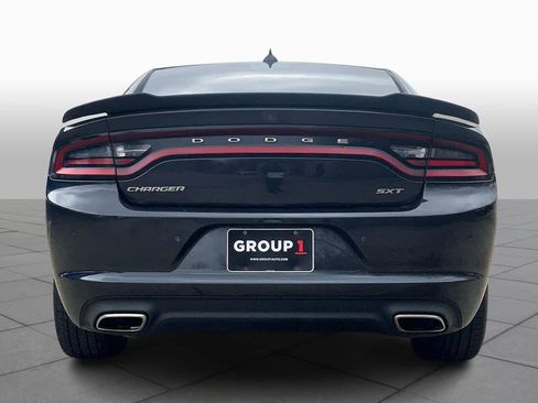 Used 2017 Dodge Charger SXT w/ Driver Confidence Group image 4