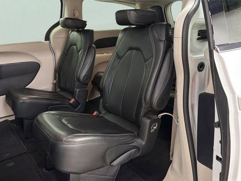 Used 2024 Chrysler Pacifica Touring-L FWD image 34