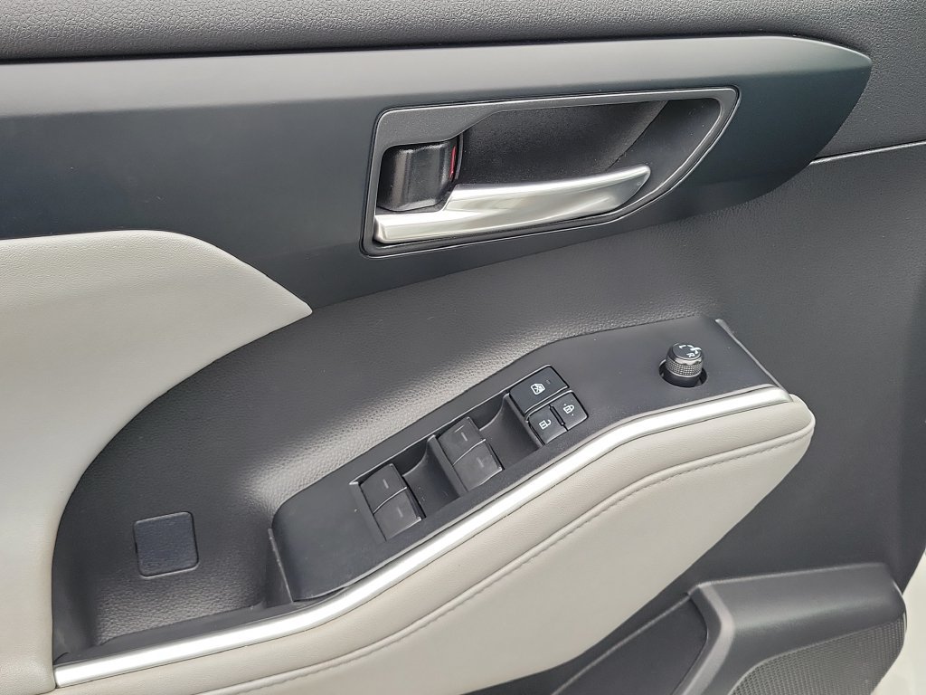 Used 2021 Toyota Highlander XLE FWD image 20