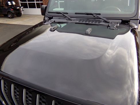 Used 2023 Jeep Gladiator Overland w/ Cold Weather Group image 15