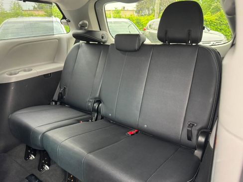 Used 2018 Toyota Sienna SE Premium w/ Carpet Mat Package FWD image 31