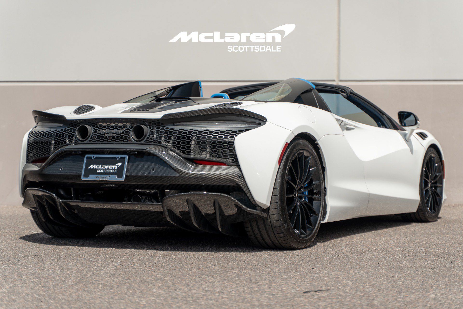 Used 2025 McLaren Artura Spider RWD image 7