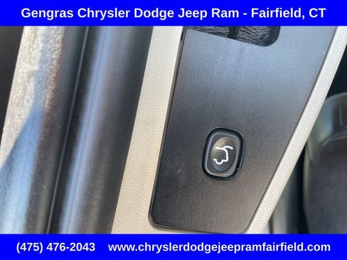Used 2015 Chrysler Town & Country Touring w/ Driver Convenience Group FWD image 22