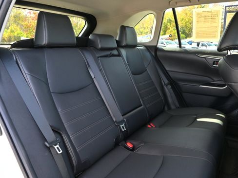 Used 2022 Toyota RAV4 XLE Premium image 11