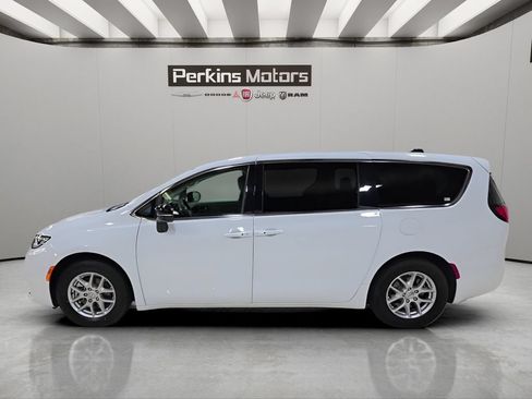 Used 2024 Chrysler Pacifica Touring-L FWD image 2