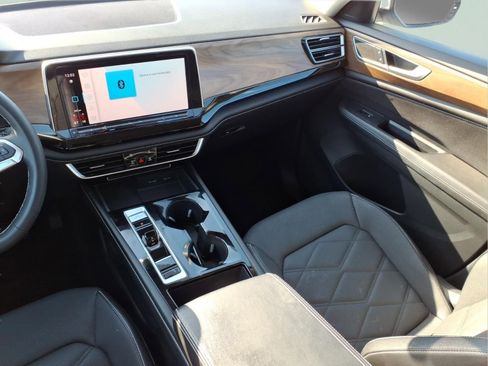 Used 2024 Volkswagen Atlas SE image 16