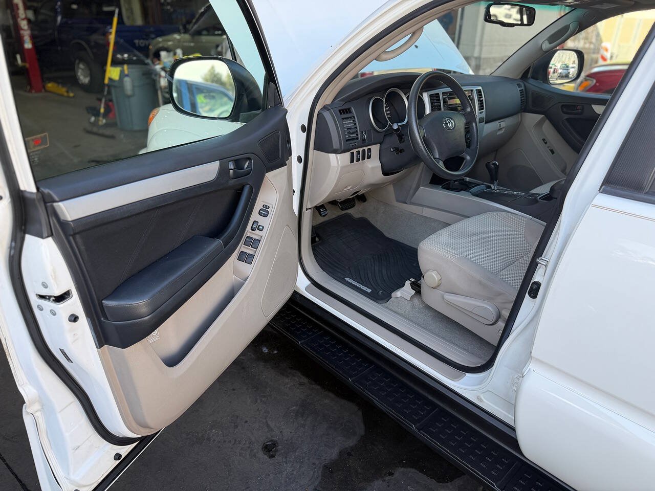 Used 2007 Toyota 4Runner SR5 AWD/4WD image 2