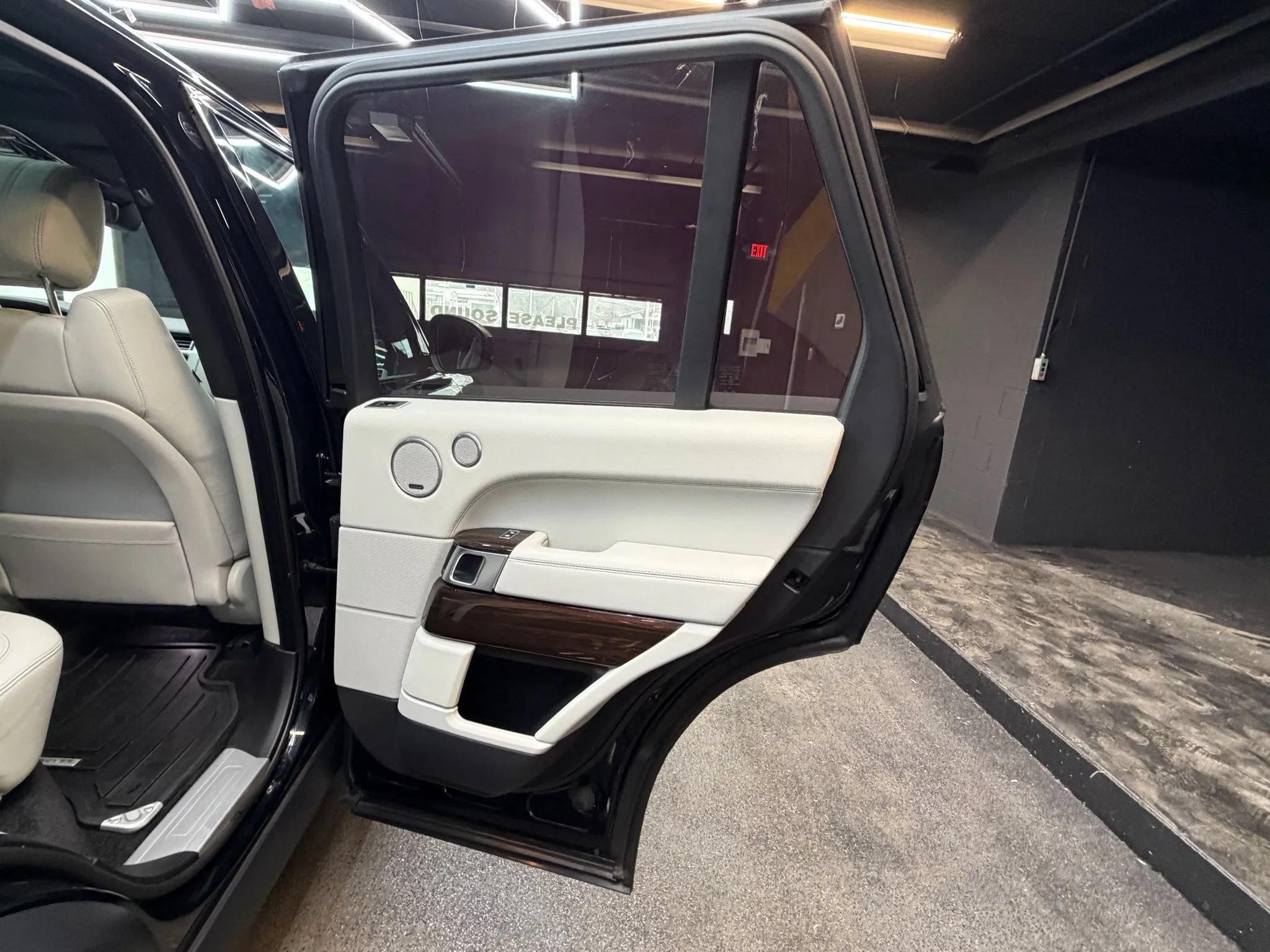 Used 2017 Land Rover Range Rover HSE AWD/4WD image 36