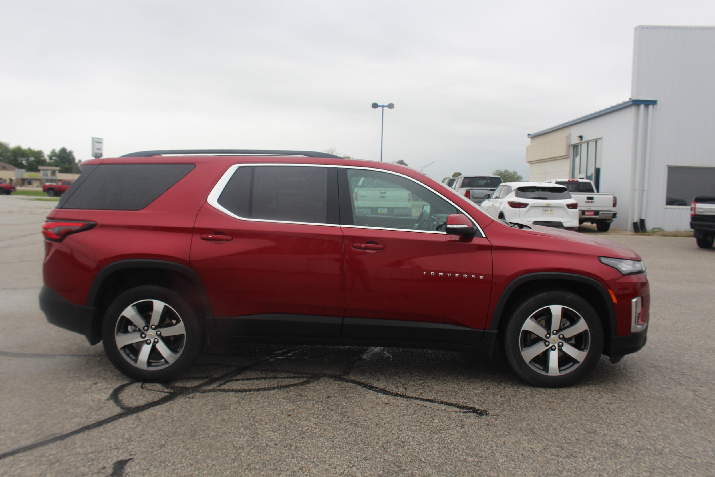 Used 2023 Chevrolet Traverse LT w/ LT Premium Package AWD/4WD image 4