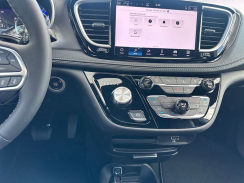 New 2026 Chrysler Pacifica Select image 11
