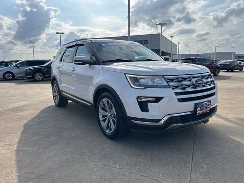 Used 2018 Ford Explorer Limited w/ Equipment Group 301A FWD image 3