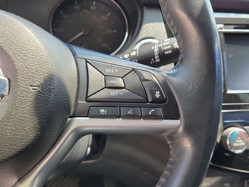 Used 2018 Nissan Rogue SV w/ Premium Package FWD image 23