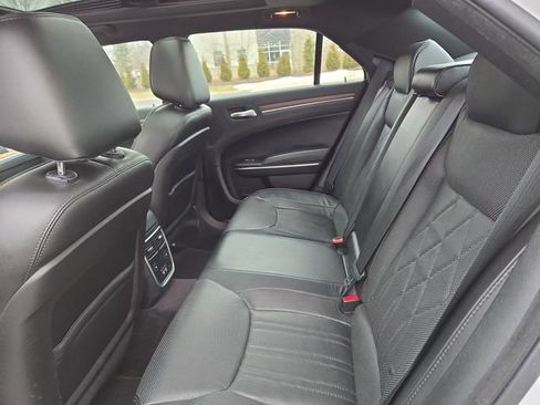 Used 2017 Chrysler 300 C Platinum image 27