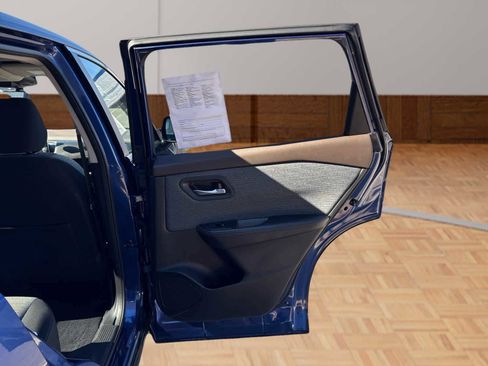 Used 2023 Nissan Rogue SV image 29