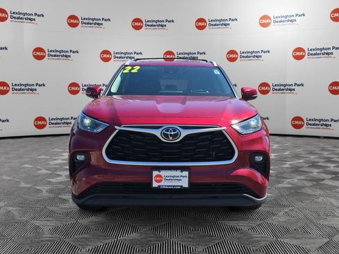 Used 2022 Toyota Highlander XLE image 2