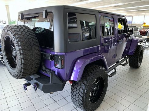 Used 2017 Jeep Wrangler Unlimited Sahara AWD/4WD image 9