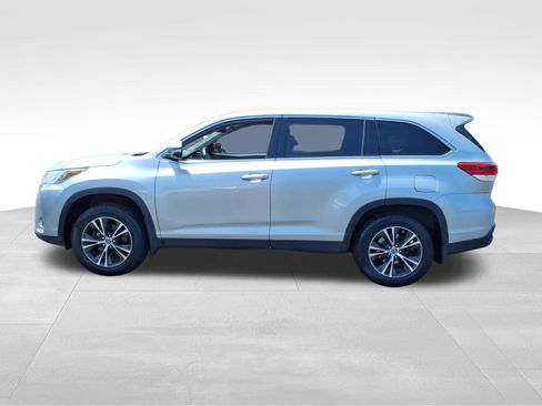 Used 2019 Toyota Highlander LE AWD/4WD image 23