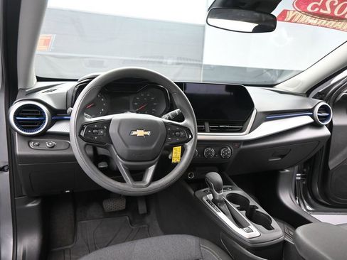 Used 2025 Chevrolet Trax LS w/ LS Convenience Package FWD image 16