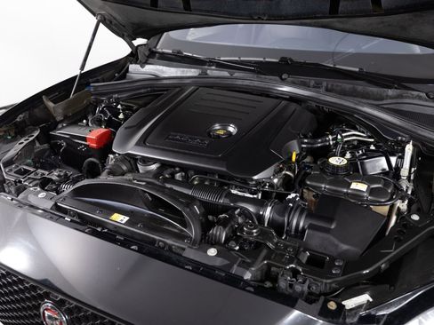 Used 2018 Jaguar F-PACE Premium image 44