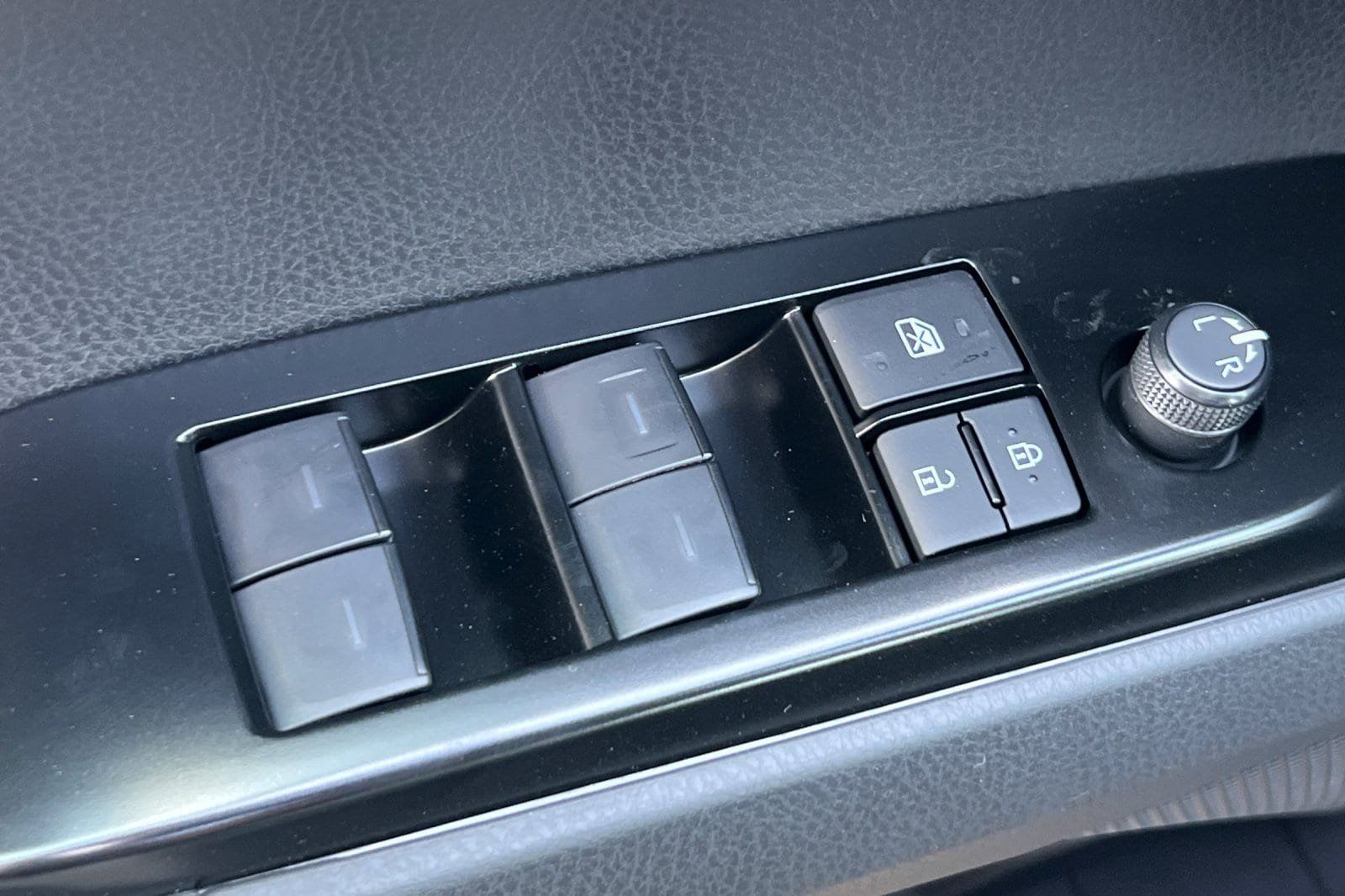 New 2026 Toyota Camry Hybrid FWD image 11