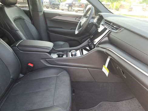 New 2025 Jeep Grand Cherokee Altitude w/ Trailer Tow Package image 10