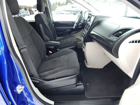 Used 2018 Dodge Grand Caravan SE w/ UConnect Hands-Free Group image 15