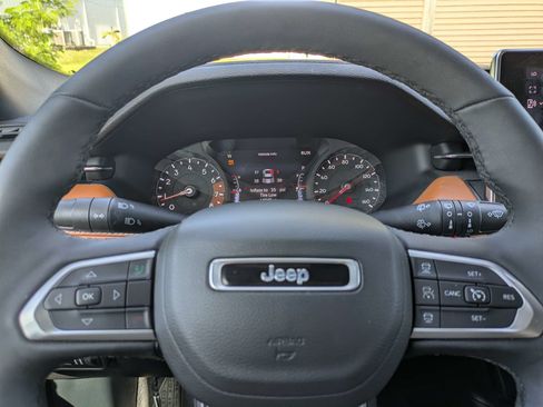 Used 2025 Jeep Compass Limited AWD/4WD image 33