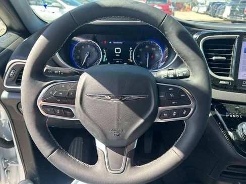 Used 2026 Chrysler Pacifica Select FWD image 13