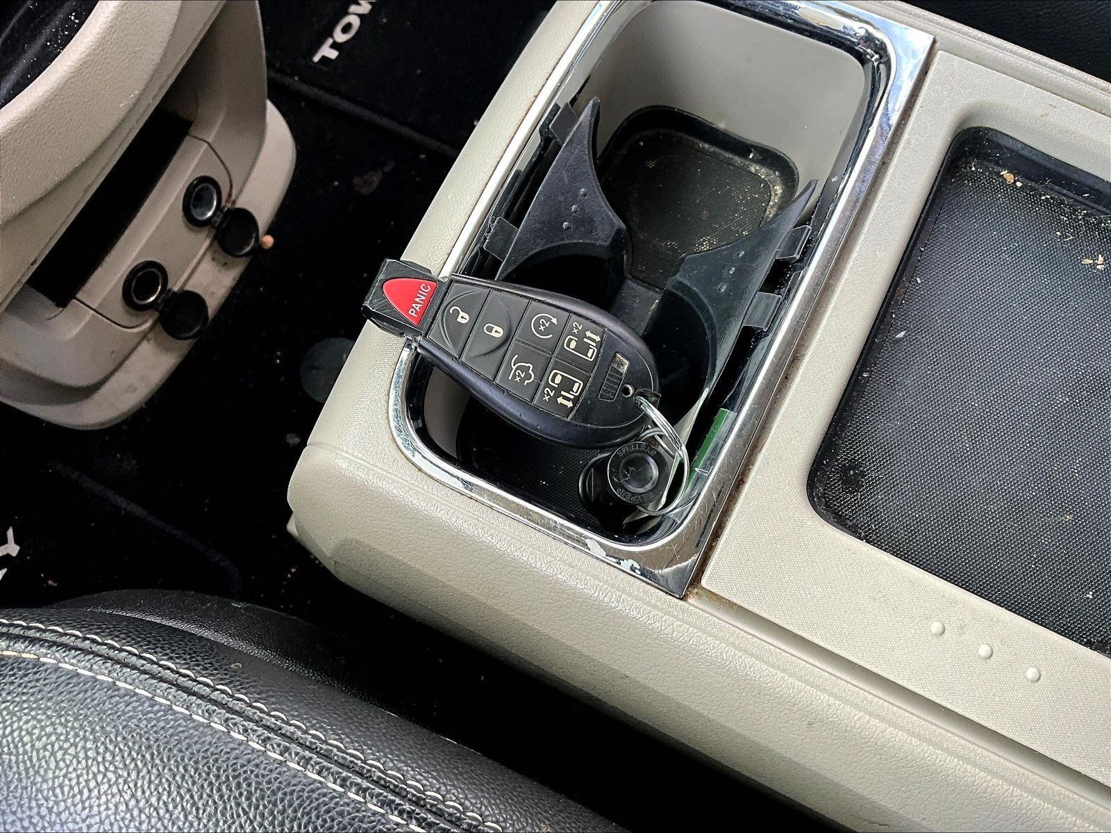 Used 2015 Chrysler Town & Country Touring-L w/ Driver Convenience Group FWD image 34
