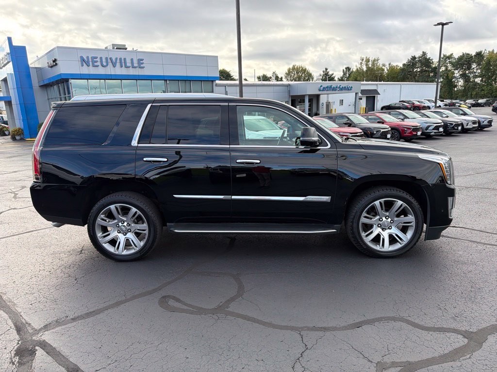 Used 2017 Cadillac Escalade Luxury AWD/4WD image 2