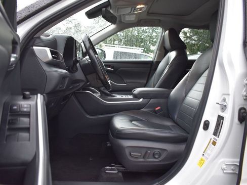 Used 2020 Toyota Highlander XLE AWD/4WD image 12