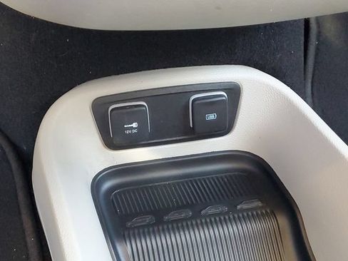 Used 2017 Chrysler Pacifica Touring Plus w/ Tire & Wheel Group FWD image 28