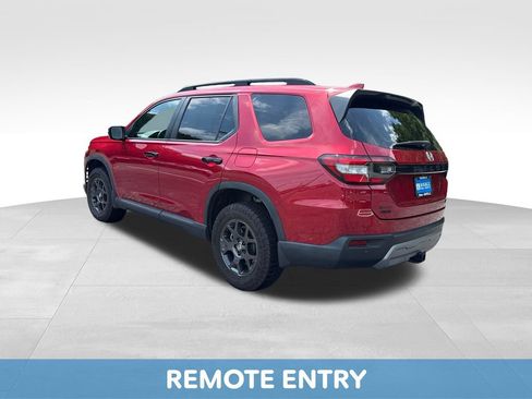 Used 2025 Honda Pilot TrailSport image 4