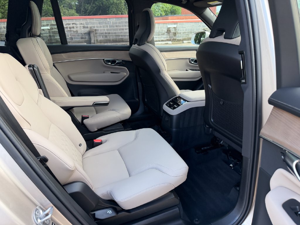 Certified 2025 Volvo XC90 T8 Plus w/ Protection Package Premier AWD/4WD image 27