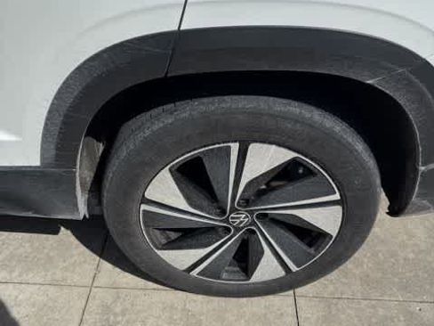 Certified 2024 Volkswagen Taos SE image 8