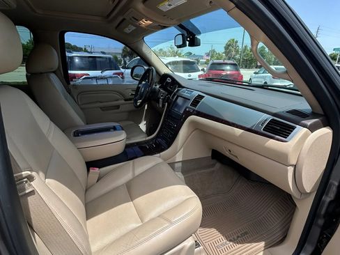 Used 2013 Cadillac Escalade ESV Luxury RWD image 20