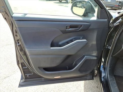 Used 2023 Toyota Highlander LE image 16