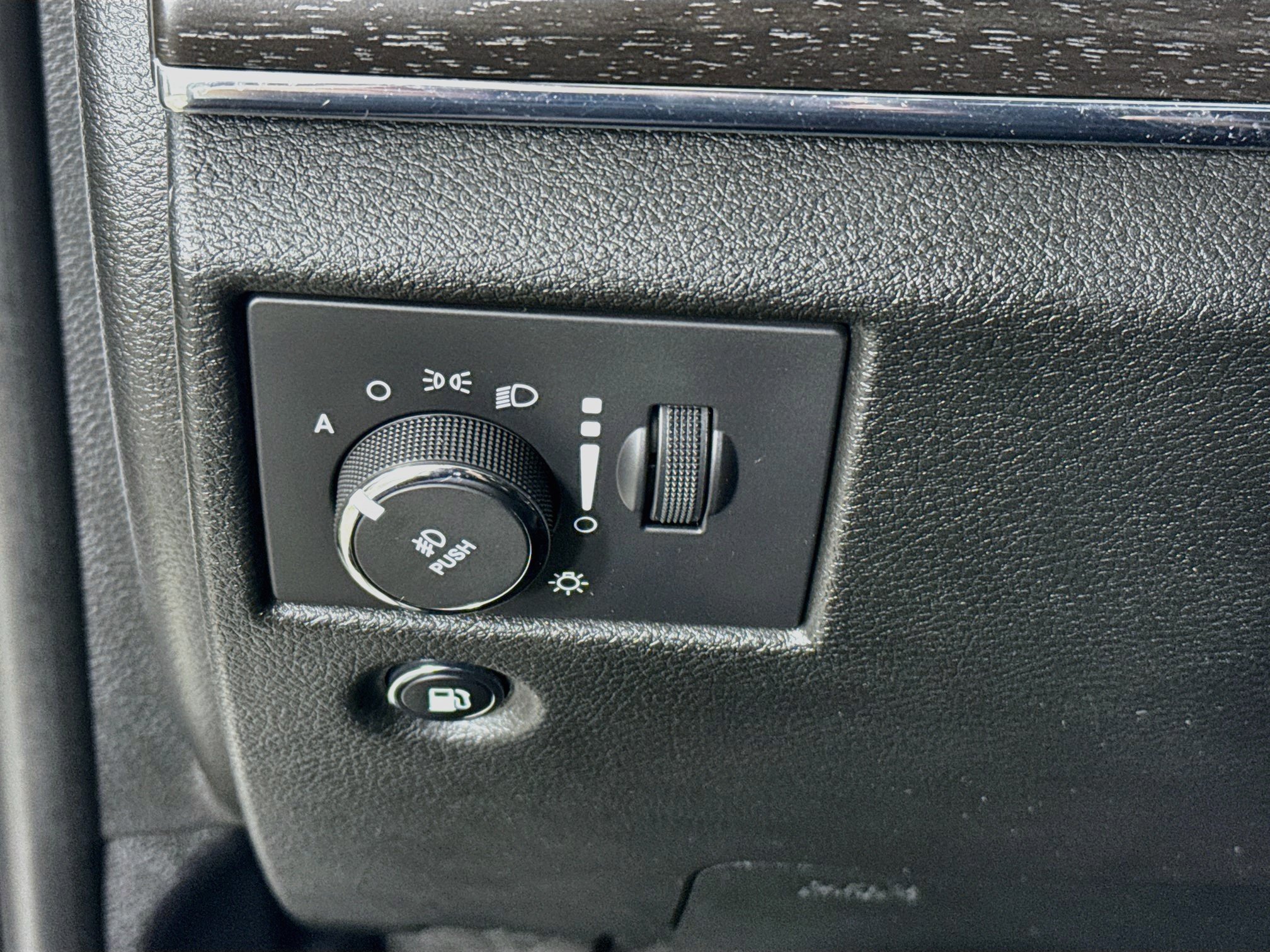 Used 2016 Jeep Grand Cherokee Limited AWD/4WD image 12