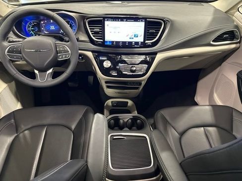 Used 2023 Chrysler Pacifica Touring-L FWD image 6