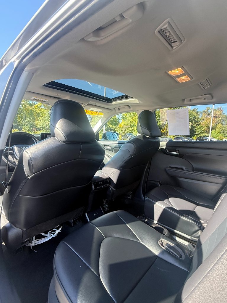Used 2023 Toyota Highlander XLE AWD/4WD image 26