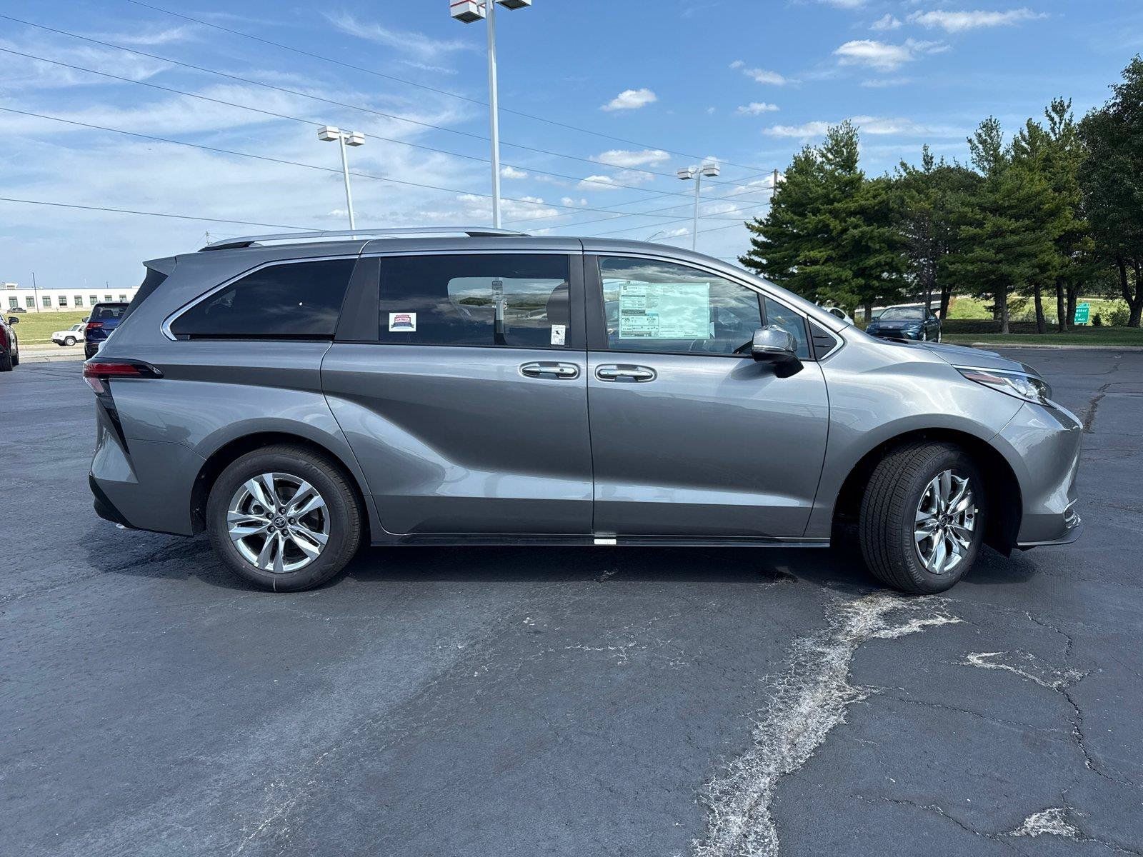 Used 2026 Toyota Sienna Limited AWD/4WD image 10