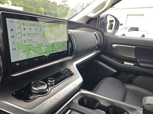 Used 2025 Ford Expedition Platinum AWD/4WD image 32