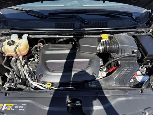 Used 2022 Chrysler Voyager LX image 33