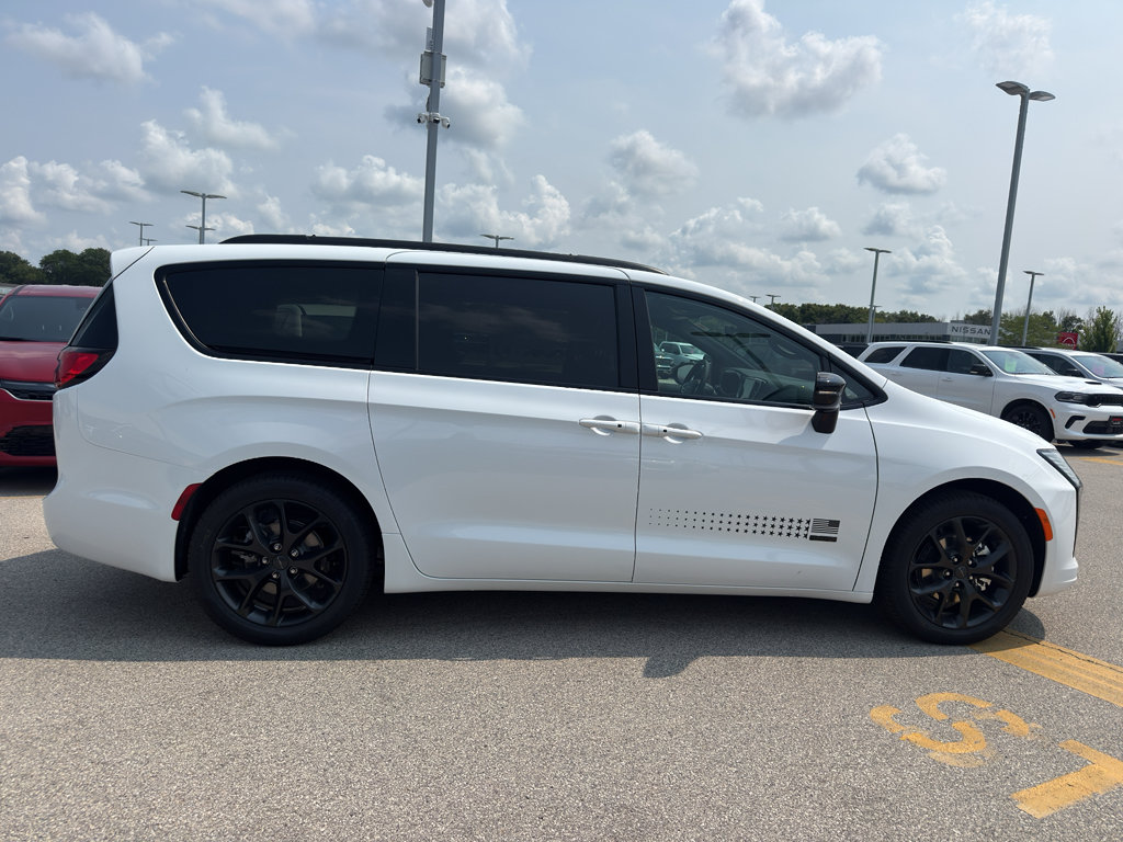 New 2027 Chrysler Pacifica Select FWD image 3