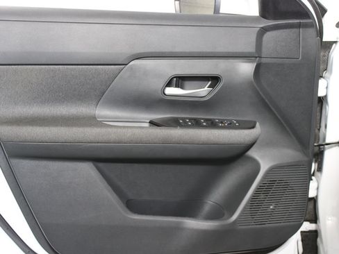 Used 2025 Nissan Kicks SV FWD image 5