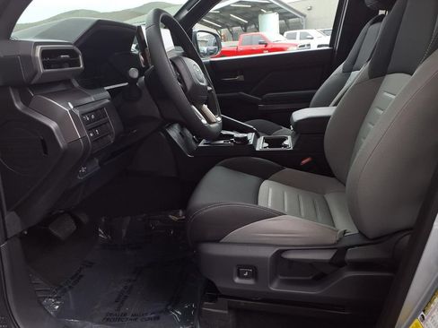 Certified 2025 Toyota Tacoma TRD Off-Road AWD/4WD image 17