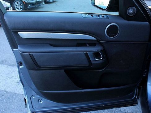 Used 2020 Land Rover Discovery Landmark image 9