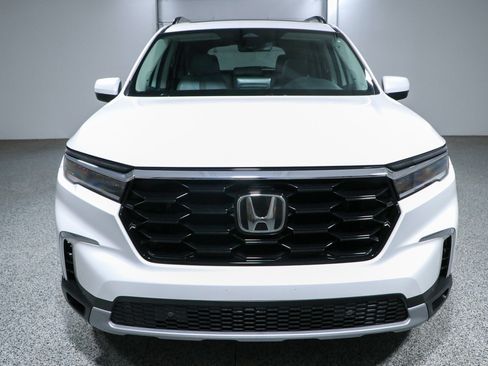 Used 2025 Honda Pilot Touring image 4
