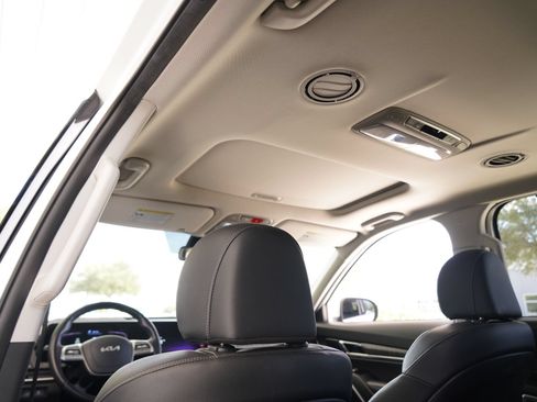 Used 2024 Kia Telluride EX w/ EX Captain's Chair Package FWD image 28