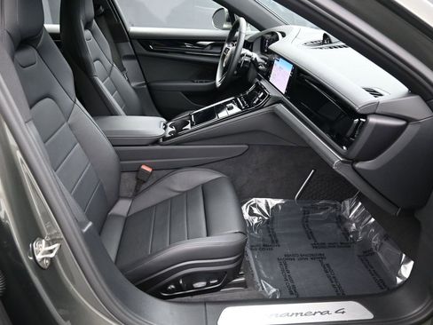 Used 2025 Porsche Panamera 4 image 32